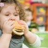Los niños consumen más calorías diarias que lo recomendable