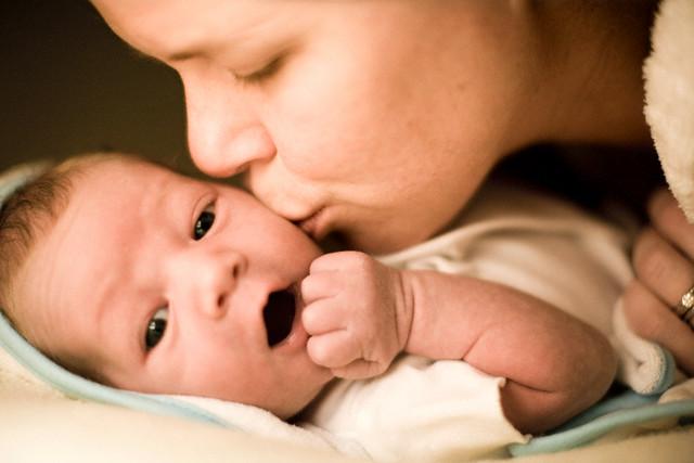 Las caricias maternas podrían revertir los efectos del estrés en el embarazo
