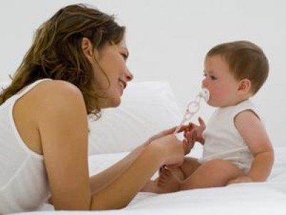 La saliva de los padres reduce el riesgo de alergias en los bebés