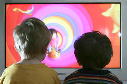 Los niños pasan las mismas horas frente a la televisión que sus padres
