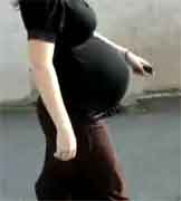 Las embarazadas que trabajan muchas horas de pie tienden a tener bebés con una cabeza más pequeña
