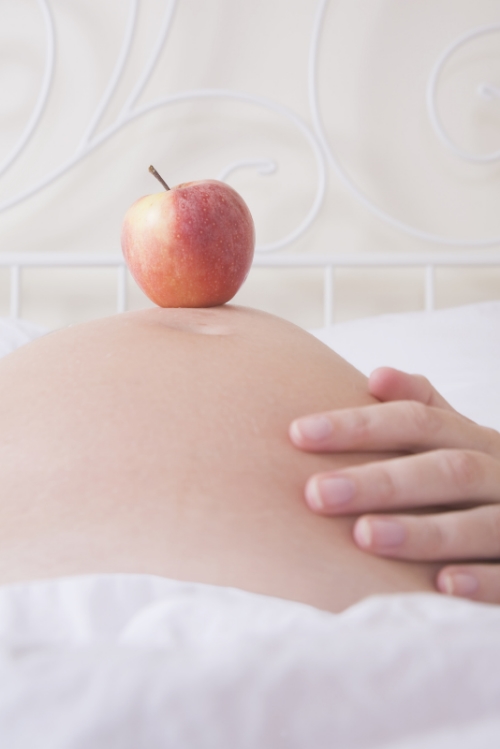 embarazada con manzana